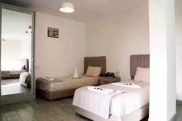 Jacuzzi Suite with Pyramids View