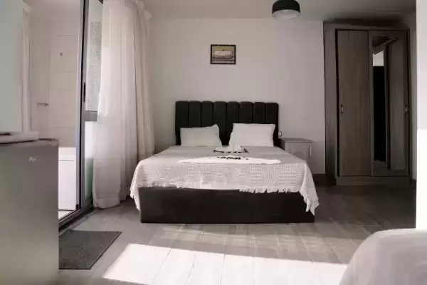 Jacuzzi Suite with Pyramids View